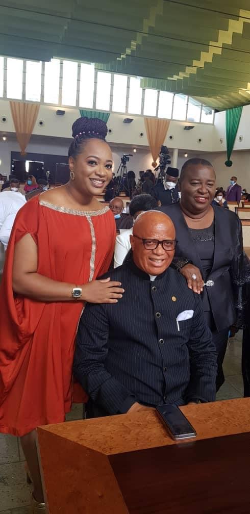 Gov Umo Eno, sandwiched by his late wife (in low cuts) and his daughter, Helen. This picture taken in 2021, shows the family bond that necessitated Helen's appointment as the coordinator of her mother's pet projects and office. That appointment generated Akwa Ibom first lady controversy!